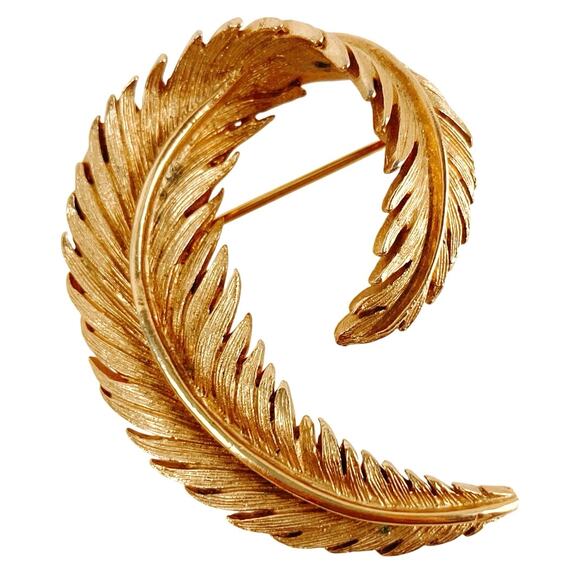 Vintage Mid Century Brooch Curved Feather Leaf Gold Tone Pin 1960s Jewelry - Picture 1 of 7